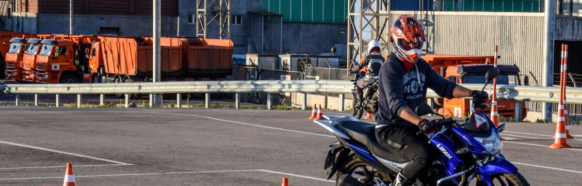 Вождение мотоцикла и вождение в Химках